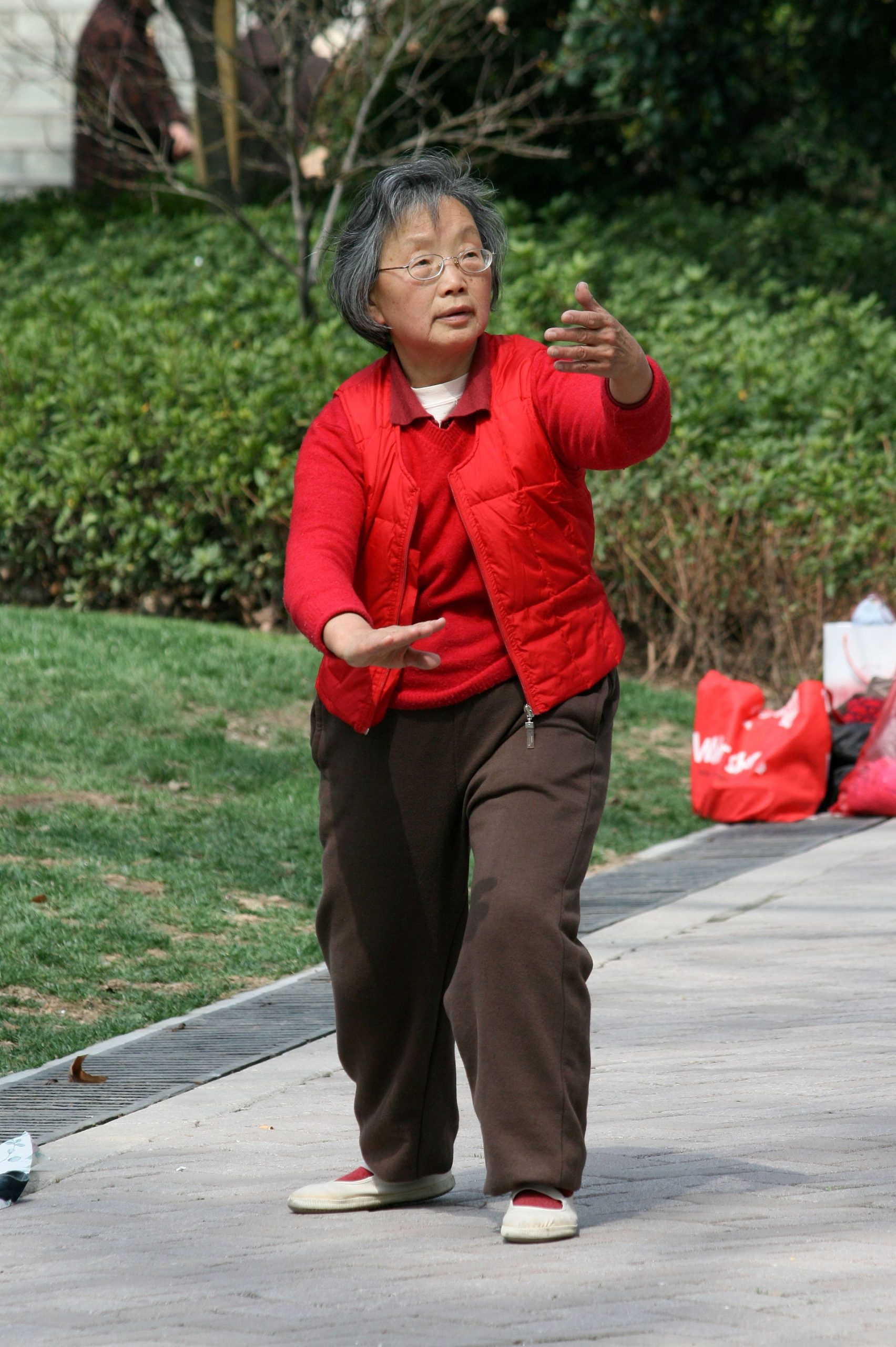 야외에서 몸을 움직이며 운동하는 나이 든 여성