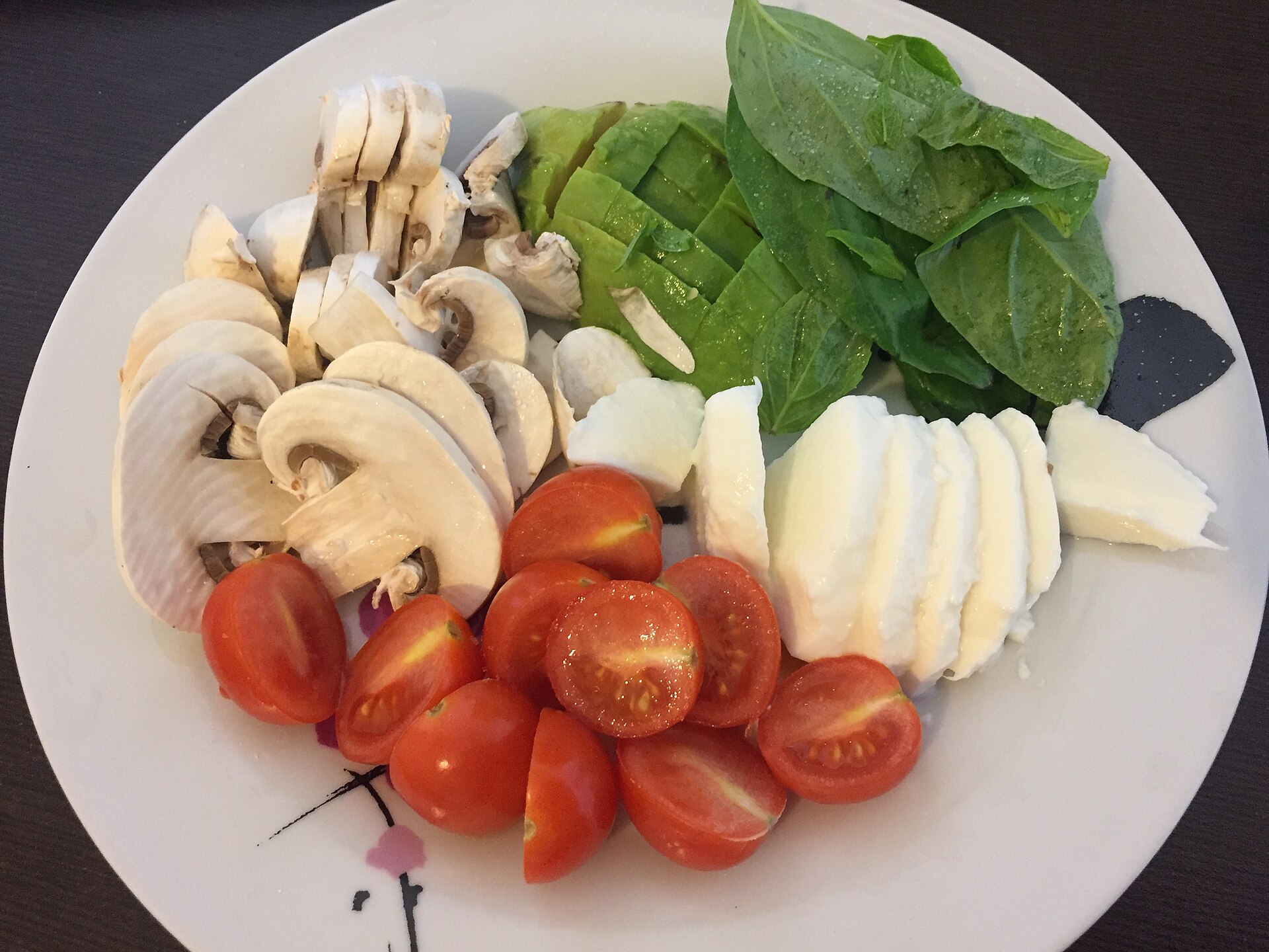 방울토마토, 아보카도, 버섯 등으로 차린 건강한 한 접시